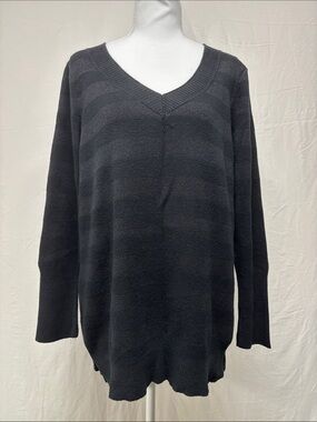 American Eagle Outfitters Women's Black and GrayV-Neck Sweater